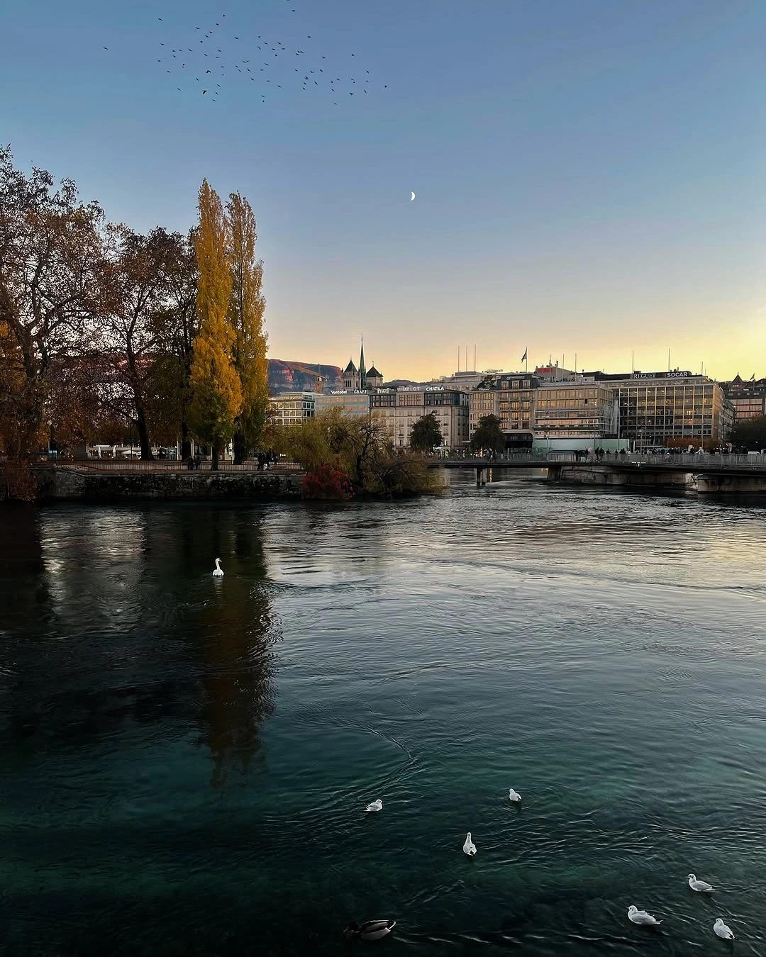 Der See und die Stadt in der Abenddämmerung