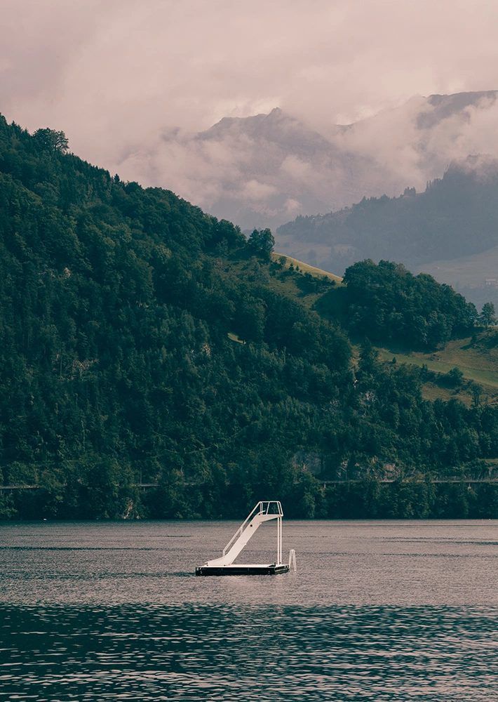 Rutsche von einem Steg in den See