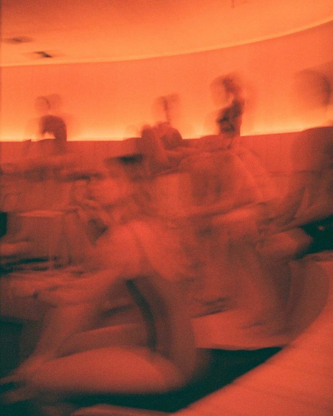 Menschen in einer Sauna im warmen orangen Licht, unscharf