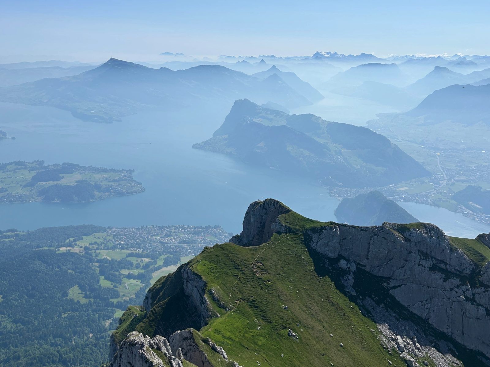Blick vom Pilatus auf den Vierwaldstättersee und die Berge