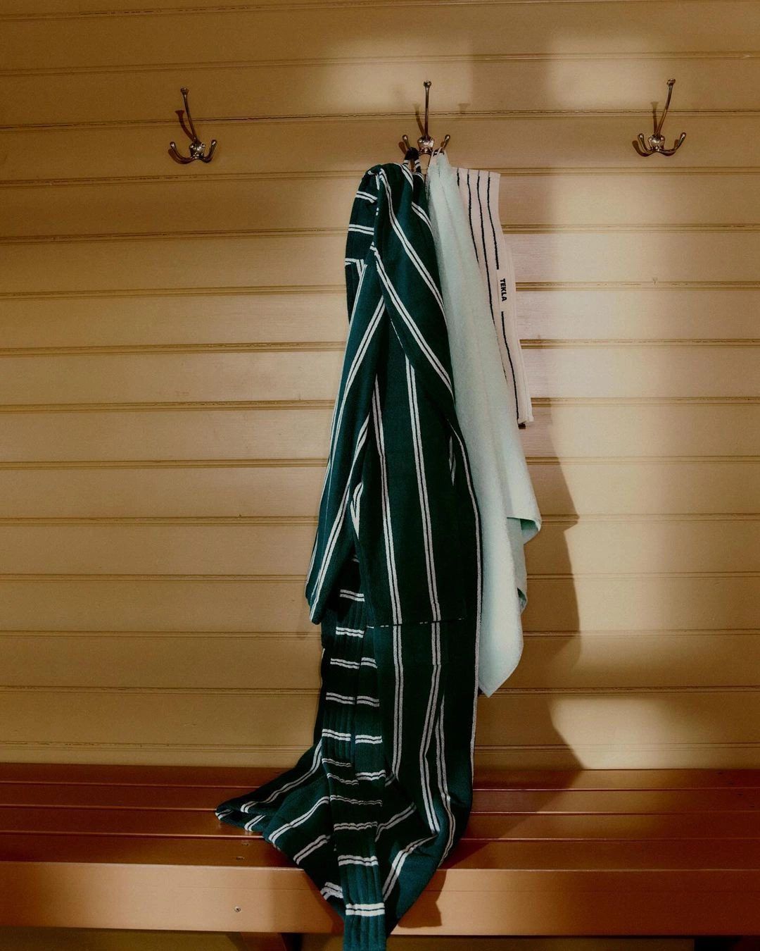 Gestreiftes Tuch an einem Haken in der Sauna